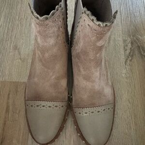 Excellent Free People suede tan booties with gold